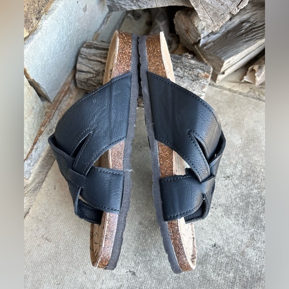 Muk Luks Black Criss-Cross women’s Sandals NWOB Sz-6. I - Picture 2 of 7